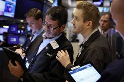 S&P 500 nhảy vọt hơn 4%; Dầu WTI giảm hơn 2%