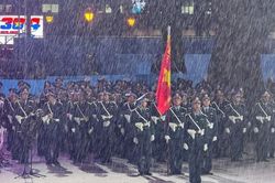 Xúc động hình ảnh chiến sĩ diễu binh, diễu hành đội mưa hát vang 'Nối vòng tay lớn'