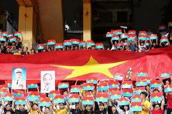 'Biển cờ' rực rỡ của cổ động viên Sông Lam Nghệ An chào mừng 50 năm Ngày Giải phóng miền Nam tại sân Hàng Đẫy
