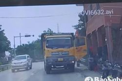 Xe tải dừng trái đường mua cà phê, gây cản trở giao thông trên Quốc lộ 46