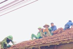 Các lực lượng giúp người dân huyện Tương Dương khắc phục thiệt hại do lốc xoáy