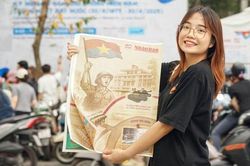 Giới trẻ xếp hàng 'săn đón' ấn phẩm đặc biệt về Ngày Giải phóng miền Nam, thống nhất đất nước