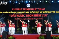 Đồng diễn dân vũ mừng ngày non sông liền một dải