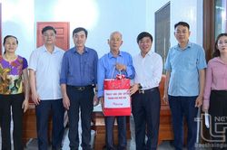Thăm, tặng quà người có công với cách mạng