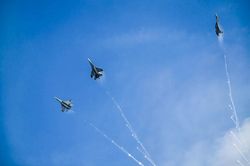 Tiêm kích Su30-MK2 thả bẫy mồi nhiệt trên bầu trời TP.HCM