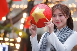 Hà Nội rực rỡ màu cờ đỏ chào mừng 50 năm non sông thống nhất