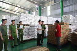 Hơn 600 tấn dầu ăn, bột canh, hạt nêm giả tiêu thụ cho người lao động