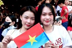 Từ 2h sáng, bạn trẻ Sài Gòn háo hức đi xem Tổng duyệt diễu binh, diễu hành