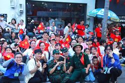 Người dân xếp hàng từ 4 giờ sáng xem tổng duyệt diễu binh