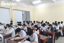 Học sinh lớp 12 chuẩn bị cho kỳ thi tốt nghiệp THPT 2025