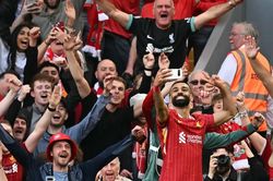 Liverpool vô địch Ngoại hạng Anh, Salah tái hiện khoảnh khắc selfie của huyền thoại Roma