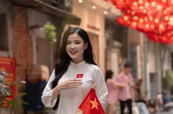 Màu đỏ rực của cờ Tổ quốc phủ kín phố phường Hà Nội dịp 30/4