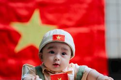 Tan chảy với khoảnh khắc những 'công dân nhí' Nghệ An chào mừng ngày đại lễ