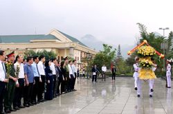 Các đồng chí lãnh đạo tỉnh viếng Nghĩa trang liệt sỹ tỉnh và dâng hoa Tượng đài Bác Hồ với đồng bào các dân tộc tỉnh Lai Châu