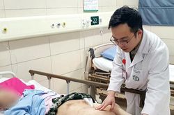 Căn bệnh u xơ thần kinh hiếm gặp khiến người bệnh mắc khối u khổng lồ ở chân phải