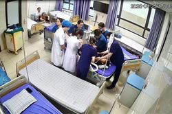Bị người nhà bệnh nhân đấm đạp, y bác sĩ vẫn nỗ lực cấp cứu: Thông tin mới nhất