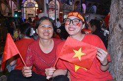 Người dân 'lập chốt' qua đêm, chờ xem diễu binh, diễu hành chính thức mừng đại lễ 30.4