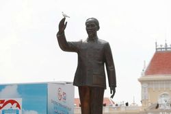 Các đồng chí lãnh đạo Đảng, Nhà nước tưởng niệm Bác Hồ tại Thành phố Hồ Chí Minh