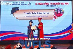 Trường Đại học Ngoại ngữ trao bằng tốt nghiệp cho 224 tân cử nhân
