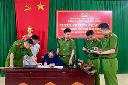 Bền bỉ vận động, quyết liệt thu hồi vũ khí tự chế vùng cao