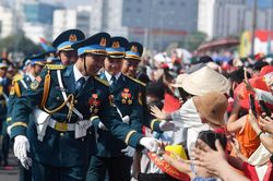 Đường phố rợp cờ hoa, lòng dân rộn ràng đón bước chân người lính