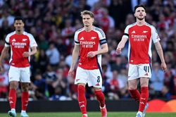 Huyền thoại bóng đá Anh chỉ trích trọng tài sau hiệp một hỗn loạn giữa Arsenal và PSG