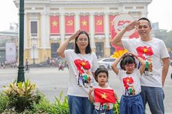 Người dân Thủ đô hòa chung không khí kỷ niệm 50 năm thống nhất đất nước