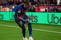 Raphinha, từ kẻ ngoài rìa chuyên… sút trượt tới nhân tố chủ chốt của Hansi Flick ở Barca