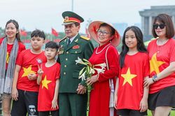 Ngày đầu tiên của kỳ nghỉ lễ, người dân thủ đô tập trung vui chơi tại nơi công cộng