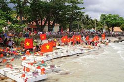 Hội thi đua bè truyền thống tại Côn Đảo rực màu cờ đỏ