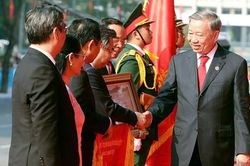 Đảng bộ, chính quyền và nhân dân TPHCM nhận Danh hiệu Anh hùng Lao động