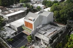 Chiêm ngưỡng nhà mái dốc uốn lượn tựa núi đồi ở Khánh Hòa