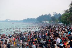 Hàng vạn người ùn ùn đổ về biển Cửa Lò trong ngày đầu nghỉ lễ