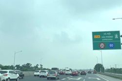Người dân đổ xô đi du lịch nghỉ lễ 30/4 - 1/5, cao tốc ùn ứ kéo dài