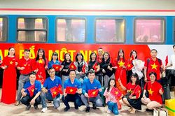 Người dân Nghệ An nồng nhiệt chào đón đoàn tàu Thống Nhất