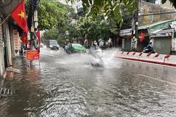 Ngập úng cục bộ nhiều điểm trên các tuyến phố Hà Nội mưa lớn kéo dài