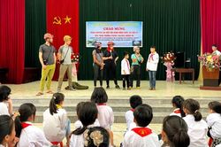 Đoàn chuyên gia Hiệp hội Hang động Quốc gia Hoa Kỳ thăm, tuyên truyền về hang động tại Trường PTDTBT TH&THCS Mông Ân