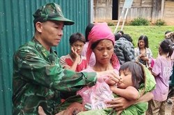 Lai Châu: Đã tìm thấy bé gái đi lạc 3 ngày trong rừng