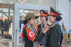Xúc động tiễn các chiến sĩ diễu binh, diễu hành lên máy bay trở về đơn vị