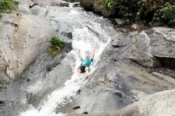 Khe Cóc (Kỳ Sơn) hút khách ngày nắng nóng