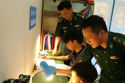 'Ở đồn với bố vui hơn ở nhà!'