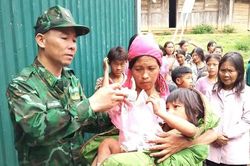 Bộ đội Biên phòng Lai Châu cứu bé gái lạc trong rừng