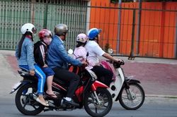 Đội mũ bảo hiểm đúng cách cho trẻ khi ngồi xe máy