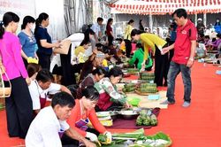 Sôi nổi trình diễn gói bánh tét