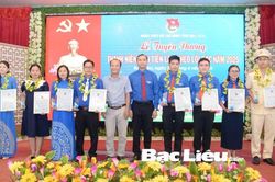 Những bông hoa tỏa sắc trong vườn hoa của Bác