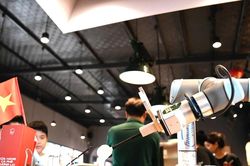 Cận cảnh robot thông minh pha chế đồ uống tại quán cà phê ở Hà Nội