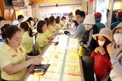 Giá vàng hôm nay 3/5/2025: Giá vàng trong nước và thế giới tăng nhẹ do lượng mua vào nhiều