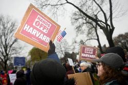 Bùng nổ cuộc chiến pháp lý giữa chính quyền Trump với Đại học Harvard và hệ lụy