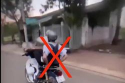 Xử lý nam sinh lớp 10 buông tay điều khiển xe máy bằng 2 chân