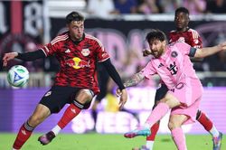 Messi ghi bàn đẹp như mơ, lập kỷ lục ở tuổi 37